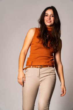 Güzel esmer model, karanlık odada poz veriyor. 