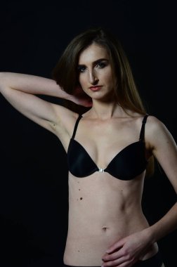 Sarı ceketli, şortlu ve topuklu ayakkabılı zarif bir kadın. Moda stüdyosu çekimi.