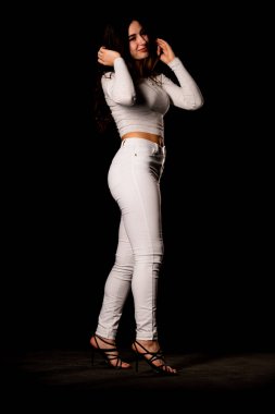 Saçları topuz şeklinde olan genç bayan kollarını kavuşturup yukarı bakıyor. Gri elbiseli, ısıran dudakları olan, arzularını düşünen kaprisli kadın manken. Hayal dünyası konsepti