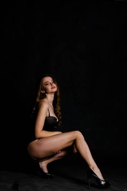 Yüksek seksi esmer iç çamaşırı stüdyo resmi.