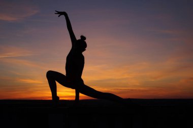 dans dansçı gün batımına karşı havada böler yok