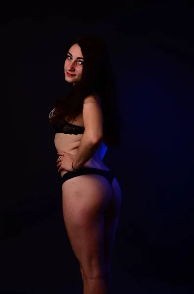 Sexy Brünette im Schlafanzug aus Leinen, posiert im Studio, dunkle Fotos, exquisites Modell, schönes Make-up, rostiges Studio — Stockfoto