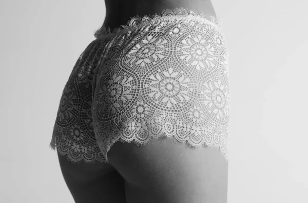 Menina sexy em lingerie branca posando em estúdio — Fotografia de Stock