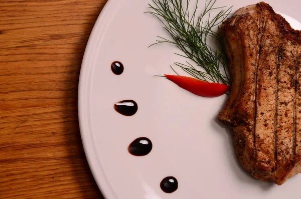 Large piece of rare prime rib with cut vegetables and a baked potato — Stock Photo, Image