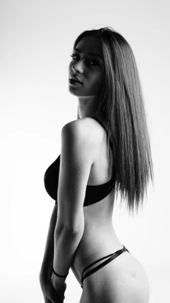 Wanita cantik seksi dengan pakaian dalam hitam dengan latar belakang putih — Stok Foto