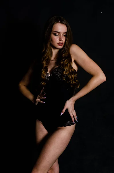 Alto sexy bruna lingerie studio ritratto — Foto Stock