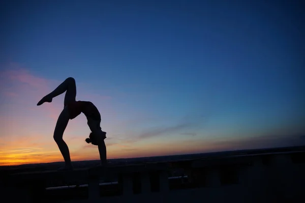 Danseuse Dans Danse Fait Les Fentes Dans Air Contre Coucher — Photo