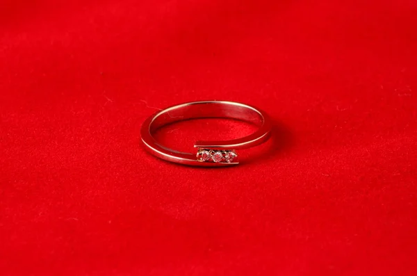 Gyllene Ring Med Diamanter Nära Utsikt — Stockfoto