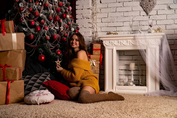 豪華なクリスマス装飾スタジオの若い女性 — ストック写真