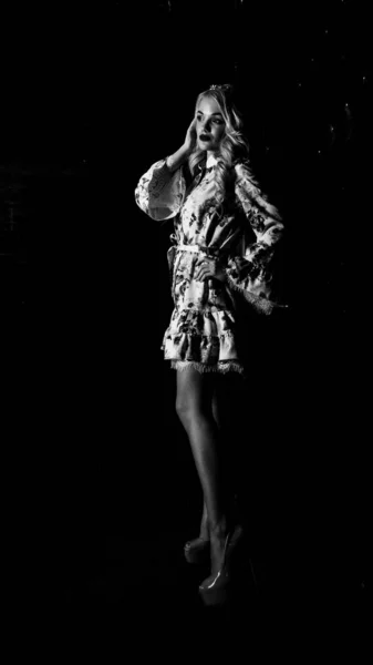 Bela Mulher Loira Elegante Com Maquiagem Penteado Posando Fundo Escuro — Fotografia de Stock