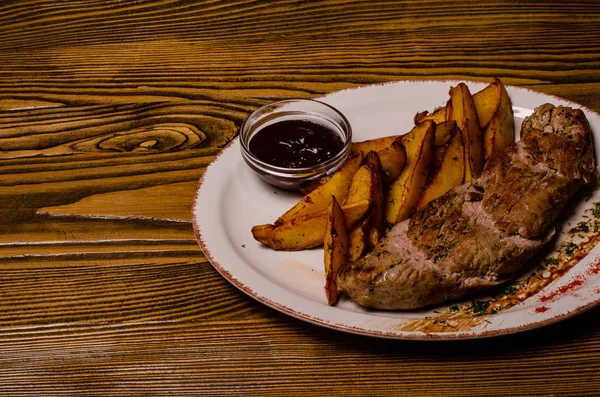 Las bolitas de carne con las patatas en el asador y la crema agria se acercan a la mesa. vista horizontal desde arriba —  Fotos de Stock