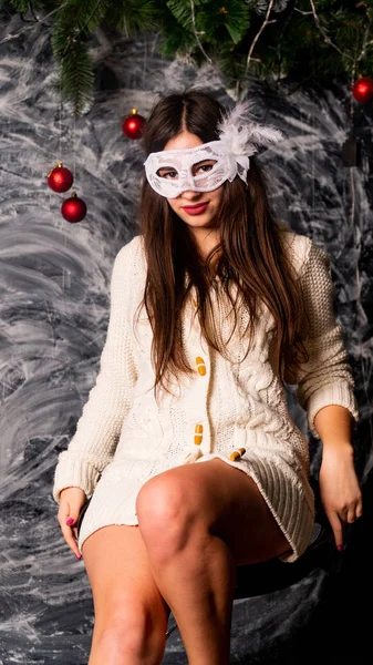 Bela Sexy Morena Mulher Longo Quente Camisola Carnaval Mascarada Máscara — Fotografia de Stock