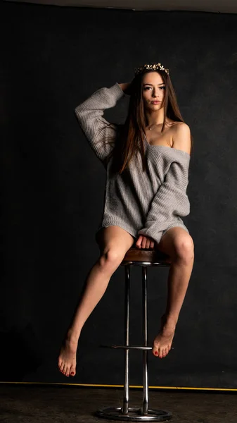 Sexy Joven Con Hermoso Vestido Gris Con Mangas Que Posan —  Fotos de Stock