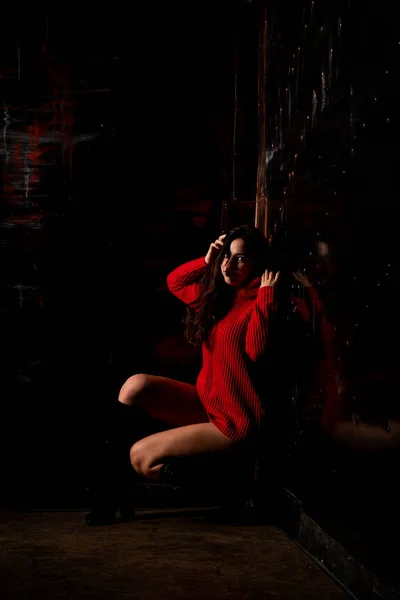 Krásná Sexy Nahá Žena Červeném Svetru Tmavém Pozadí — Stock fotografie