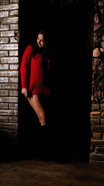 Όμορφη Σέξι Γυμνή Γυναίκα Κόκκινο Πουλόβερ Σκούρο Φόντο — Φωτογραφία Αρχείου
