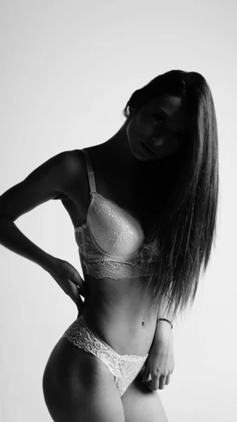 Fille en lingerie sur fond blanc — Photo