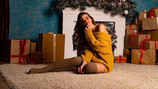 Krásná Brunetka Mladá Žena Pózuje Blízkosti Krbu Vánoční Zdobené Studio — Stock fotografie