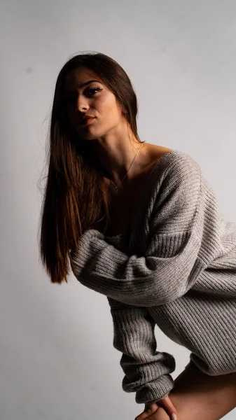 Hermosa chica sexy, con vestido gris, fondo blanco. — Foto de Stock