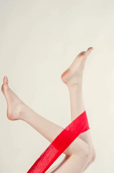 Corpo nu coberto com um tecido de fita vermelha — Fotografia de Stock