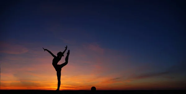 Bailarina Danza Hace Las Divisiones Aire Contra Atardecer — Foto de Stock