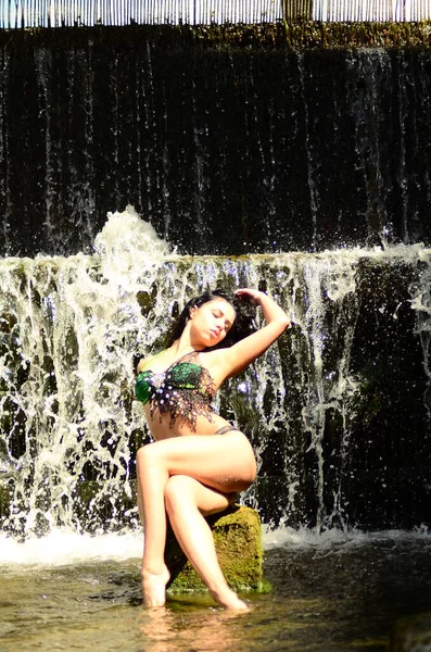 Junge Brünette Modell Posiert Gegen Einen Wasserfall — Stockfoto