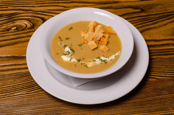 Minestron, italiensk grønnsakssuppe med pasta på trebord. Sett ovenfra – stockfoto