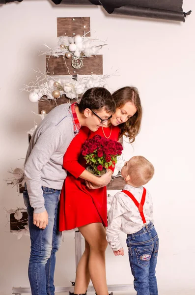 Šťastná Rodina Vánoční Výzdobou — Stock fotografie
