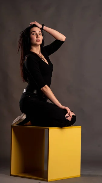 Jong Brunette Vrouw Stijlvolle Kleding Poseren Donker Studio — Stockfoto