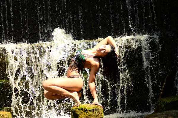 Jovem Morena Modelo Posando Contra Uma Cachoeira — Fotografia de Stock