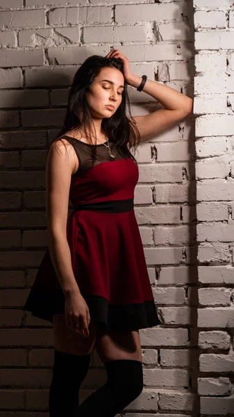 Bonito Modelo Sexy Joven Hembra Con Pelo Oscuro Vestido Rojo —  Fotos de Stock