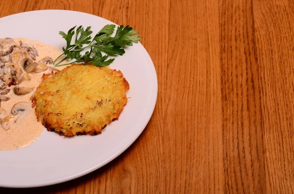 Aardappel taart geserveerd met varkensvlees stoofpot met champignons — Stockfoto