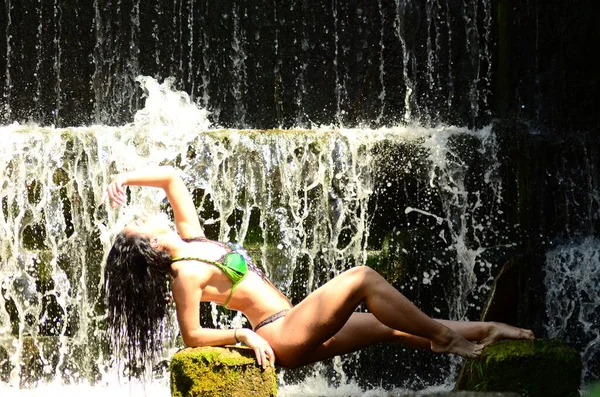Jovem Morena Modelo Posando Contra Uma Cachoeira — Fotografia de Stock