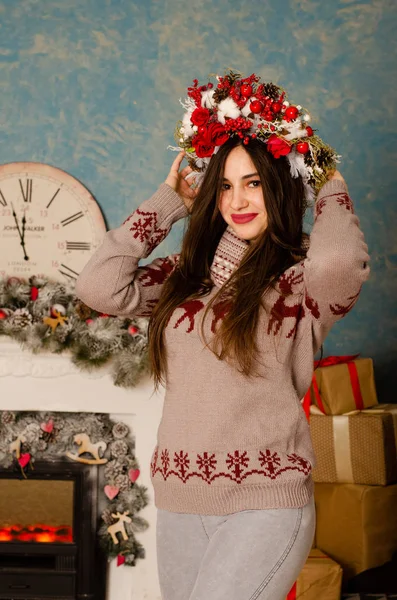 Attraktive Brünette Frau Posiert Der Nähe Von Kamin Weihnachtlich Dekorierten — Stockfoto