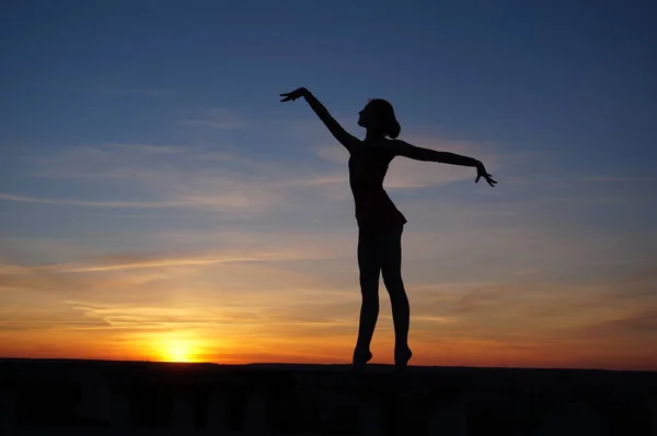 Tänzer Tanz Macht Den Spagat Der Luft Gegen Den Sonnenuntergang — Stockfoto