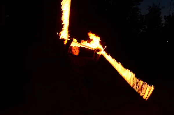 Master Fakir Jouant Avec Flamme Pendant Feu Dans Obscurité — Photo