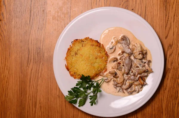 Aardappel taart geserveerd met varkensvlees stoofpot met champignons — Stockfoto