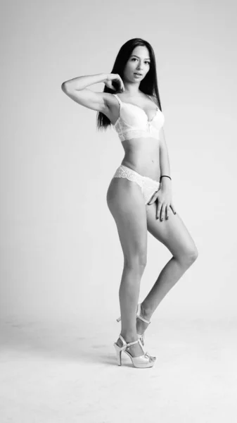 Menina em lingerie no fundo branco — Fotografia de Stock
