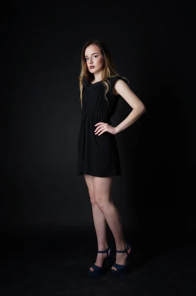 Gyönyörű lány fekete ruhában — Stock Fotó