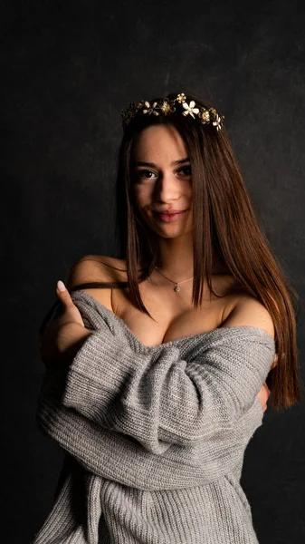 Сексуальна Молода Красивій Сірій Сукні Рукавами Позує Студії Стільці Чорному — стокове фото