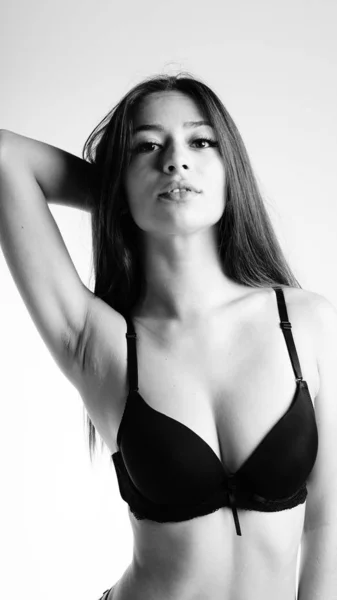 Hermosa mujer sexy en lencería negra sobre fondo blanco —  Fotos de Stock