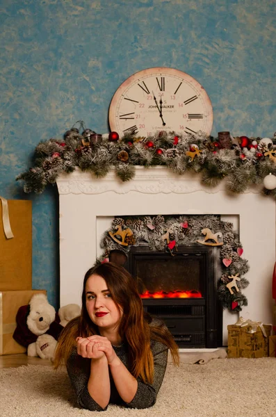 Schöne Frau Mit Dunklen Haaren Warmem Kleid Posiert Weihnachtlich Dekorierten — Stockfoto