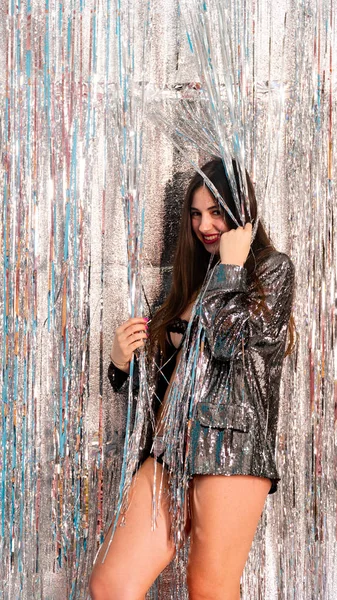 Stüdyoda poz veren parlak noel süsleriyle güzel seksi kız, tatil konsepti.  