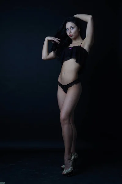 Jeune Jolie Brune Lin Mode Posant Studio — Photo