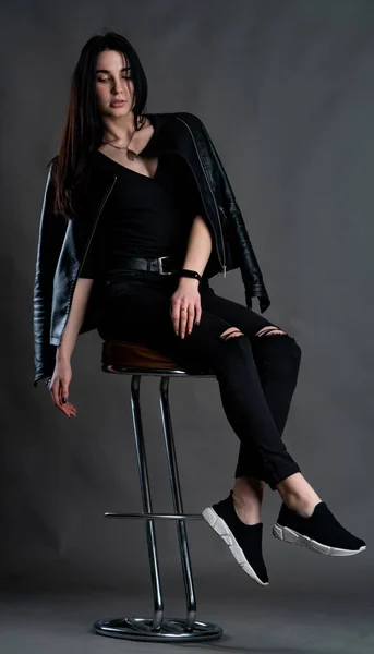 Jeune Brune Brune Vêtue Vêtements Élégants Posant Dans Studio Sombre — Photo