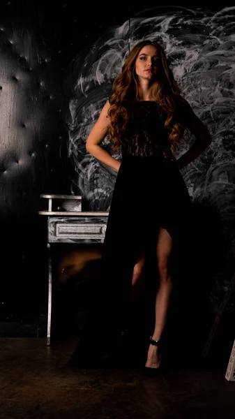Stüdyoda Poz Veren Narin Siyah Elbiseli Kadın — Stok fotoğraf