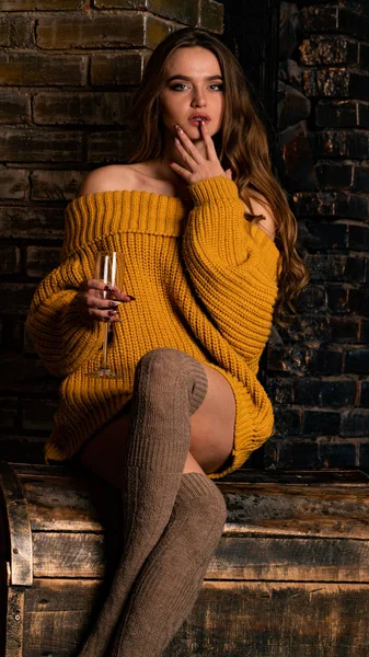 Beautiful Girl Posing Fireplace Luxury Interior — kuvapankkivalokuva