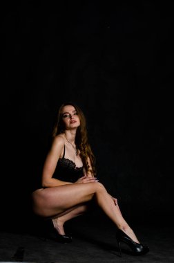 Yüksek seksi esmer iç çamaşırı stüdyo resmi.