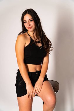 Açık renk elbiseli endişeli genç bir kadının portresi. Stüdyonun beyaz arka planında, elleri izole bir şekilde burnunu kapatıyor. İnsanlar samimi duygular, yaşam tarzı konsepti. Kopyalama alanı oluştur