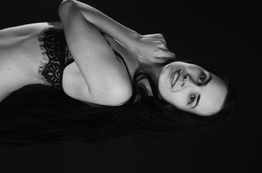 Stüdyoda şık keten bir esmer içinde güzel bir kadın.