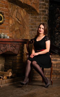 Artı siyah gece elbisesi giyen bir manken, lüks içinde şişman bir kadın, tam boy portre, profesyonel makyaj ve saç stili.